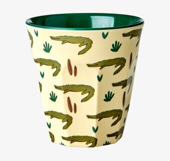 Bild av livfull mugg med krokodilmönster och naturmotiv