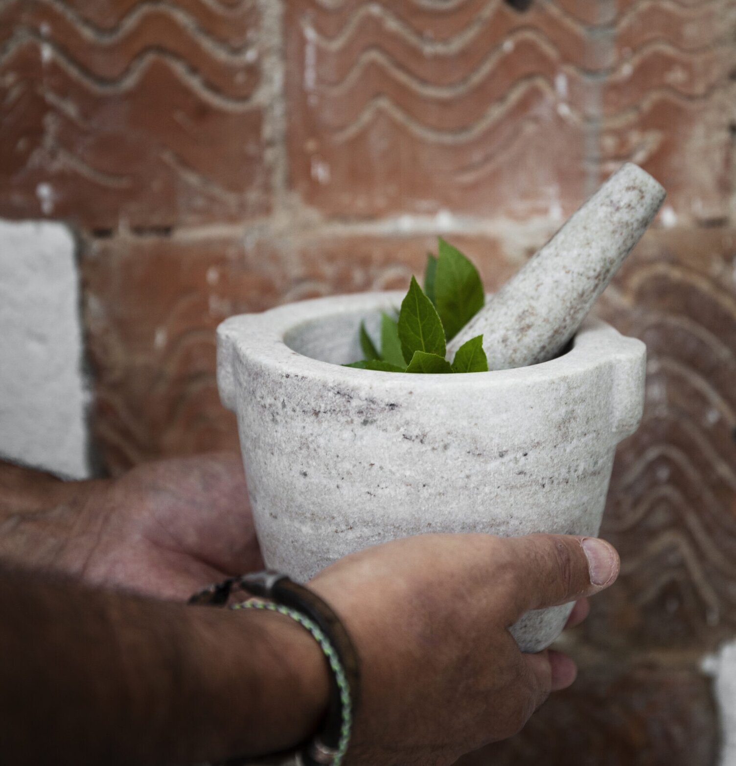 Mortel Vit Marmor Ø 12 Cm från Ernst hålls av två händer