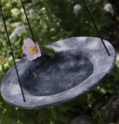 Foto av fågelbad med rustik design och naturlig charm