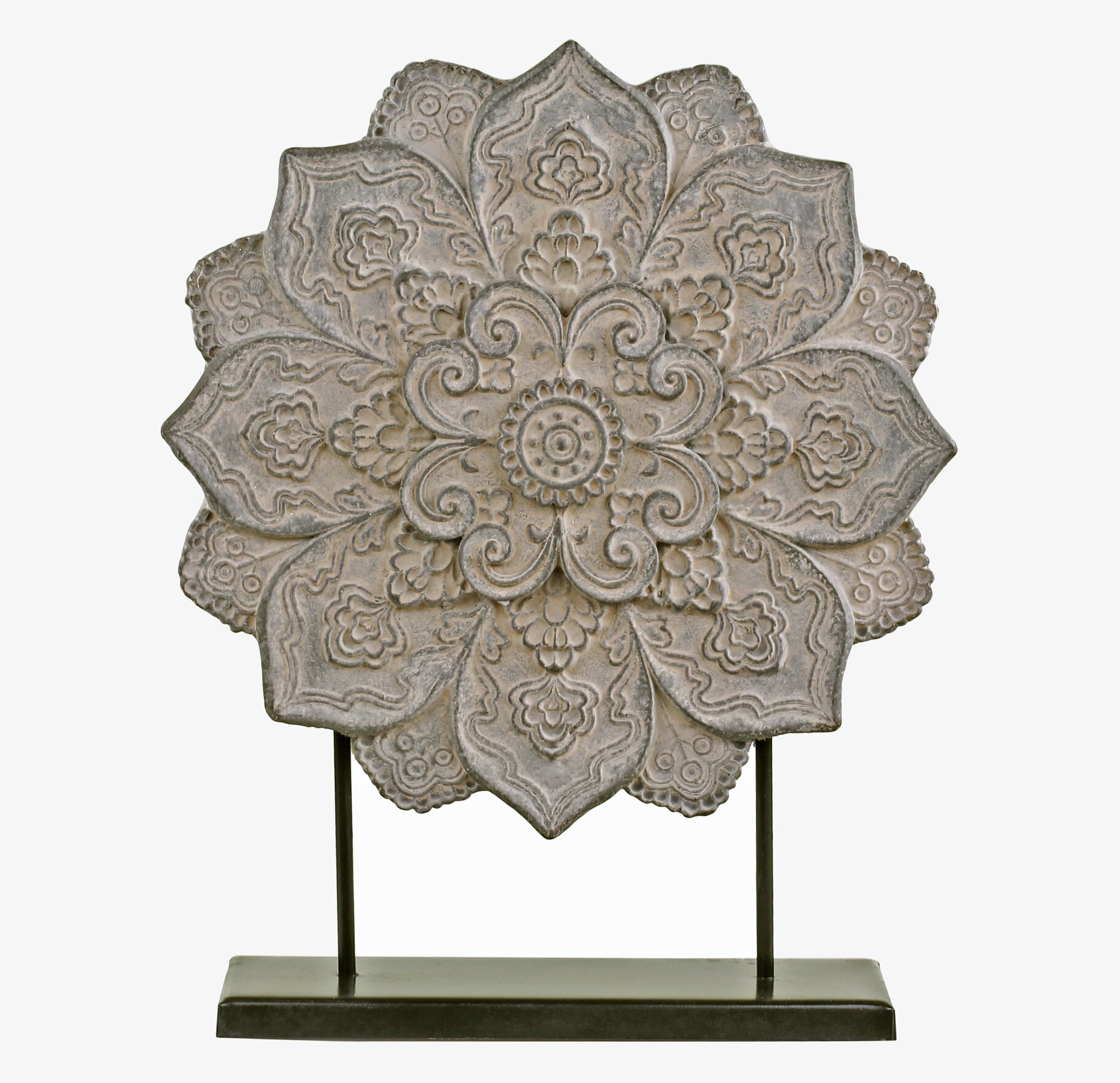 Bild av dekorativ blomskulptur på stativ i jordtoner