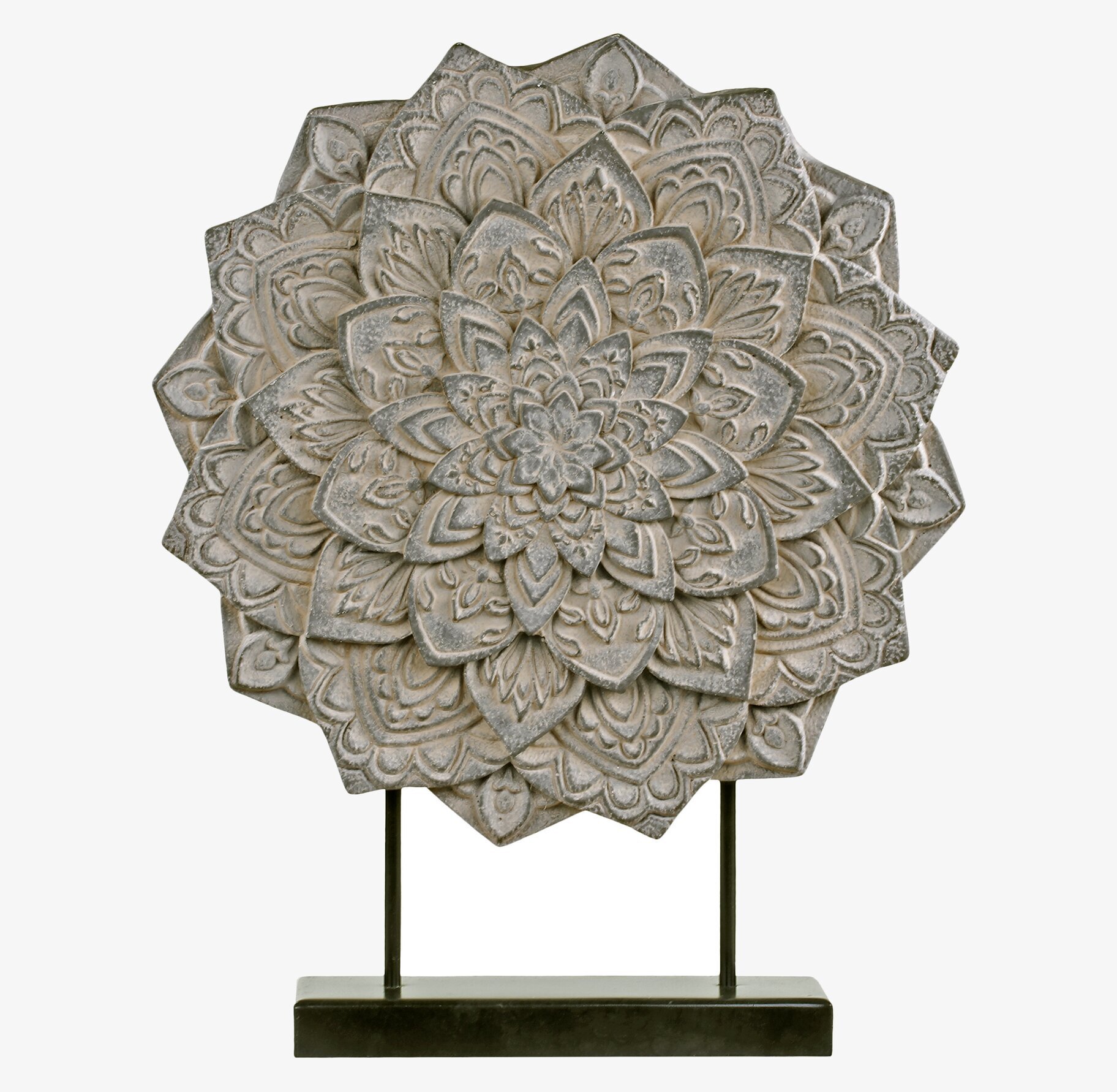 Blomdekor På Stativ från Chic Antique med intrikata detaljer