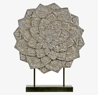 Bild av dekorativ skulptur med blomdesign på stativ