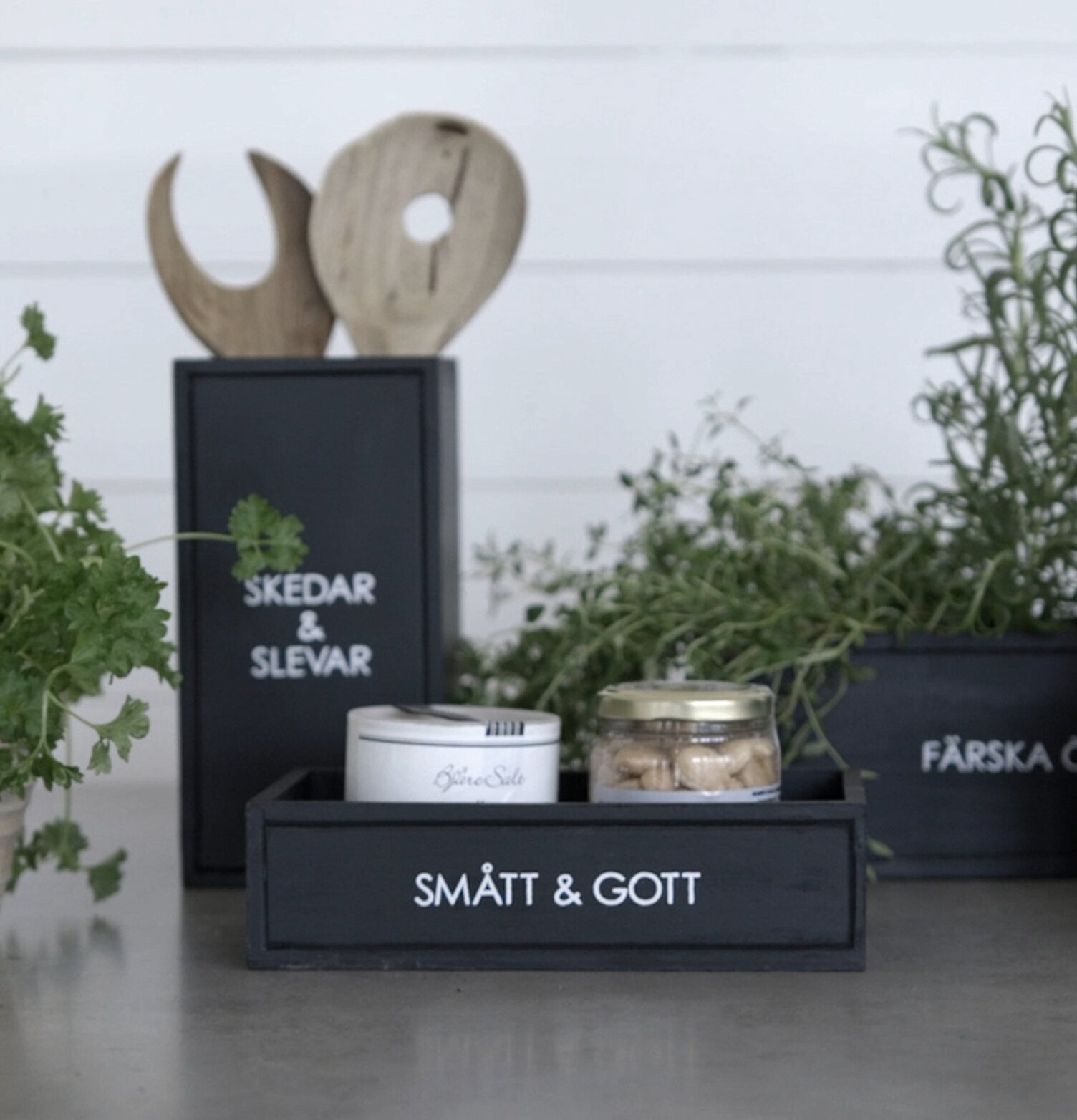 Bild av modernt kök med stilrena och praktiska lådor