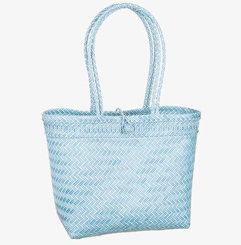 Foto av blå flätad väska med stil och funktionalitet