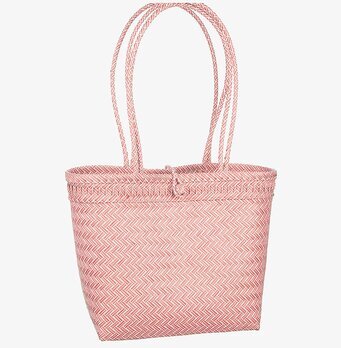 Bild av flätad väska i mjuk rosa med sicksack-mönster