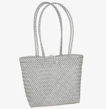 Bild av stilren och funktionell svart flätad väska