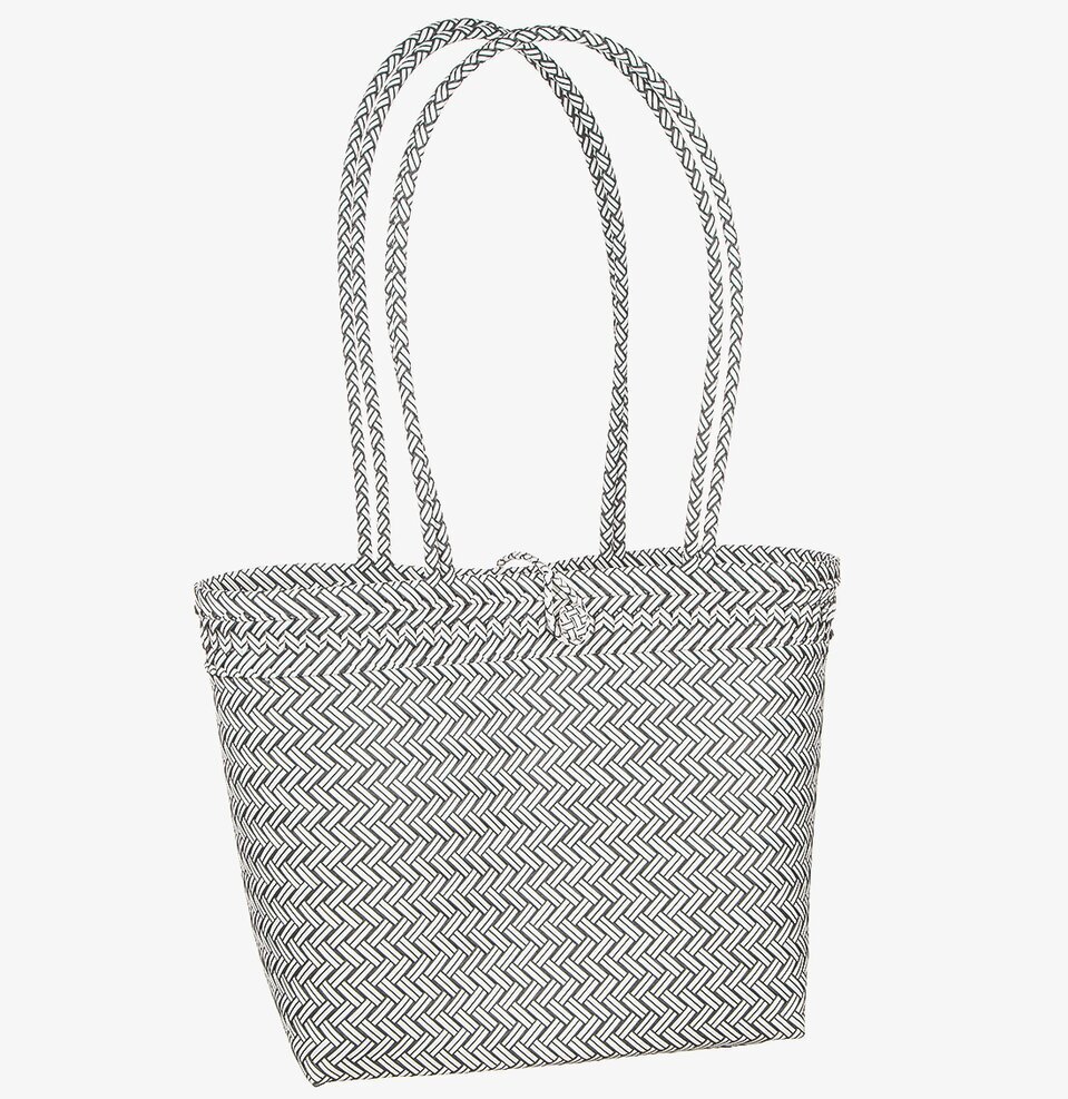 Bild av stilren och funktionell svart flätad väska