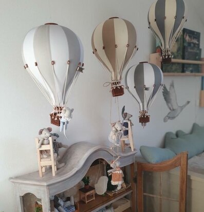 Bild av ett kreativt inrett hörn med luftballonger