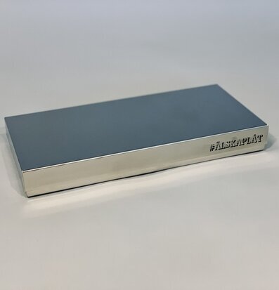 Bild av stilren och funktionell kylplatta i metall