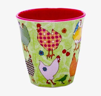 Foto av färgglad mugg med hönor och livfull design