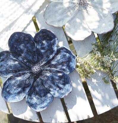 Bild av dekorativa blomdekorationer och trädetaljer