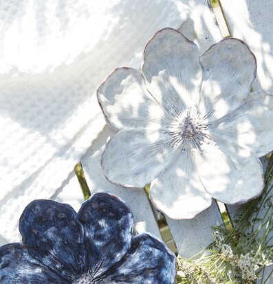 Bild av dekorativa blommor i rustik trädgårdsmiljö