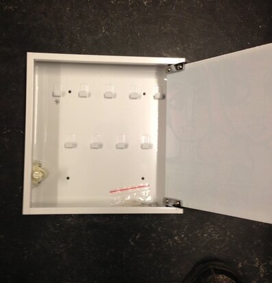 Bild av vitt nyckelskåp med stilren och funktionell design