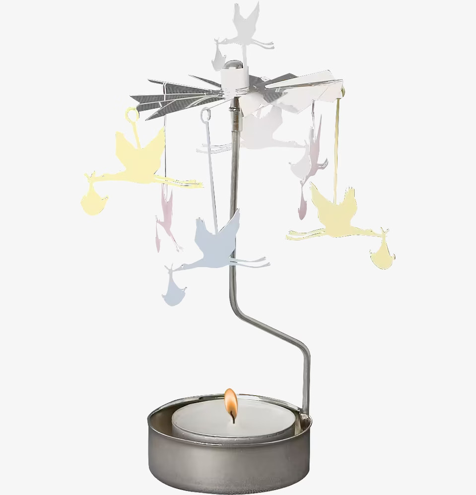 Bild av elegant änglaspel med storkar och ljusreflektioner