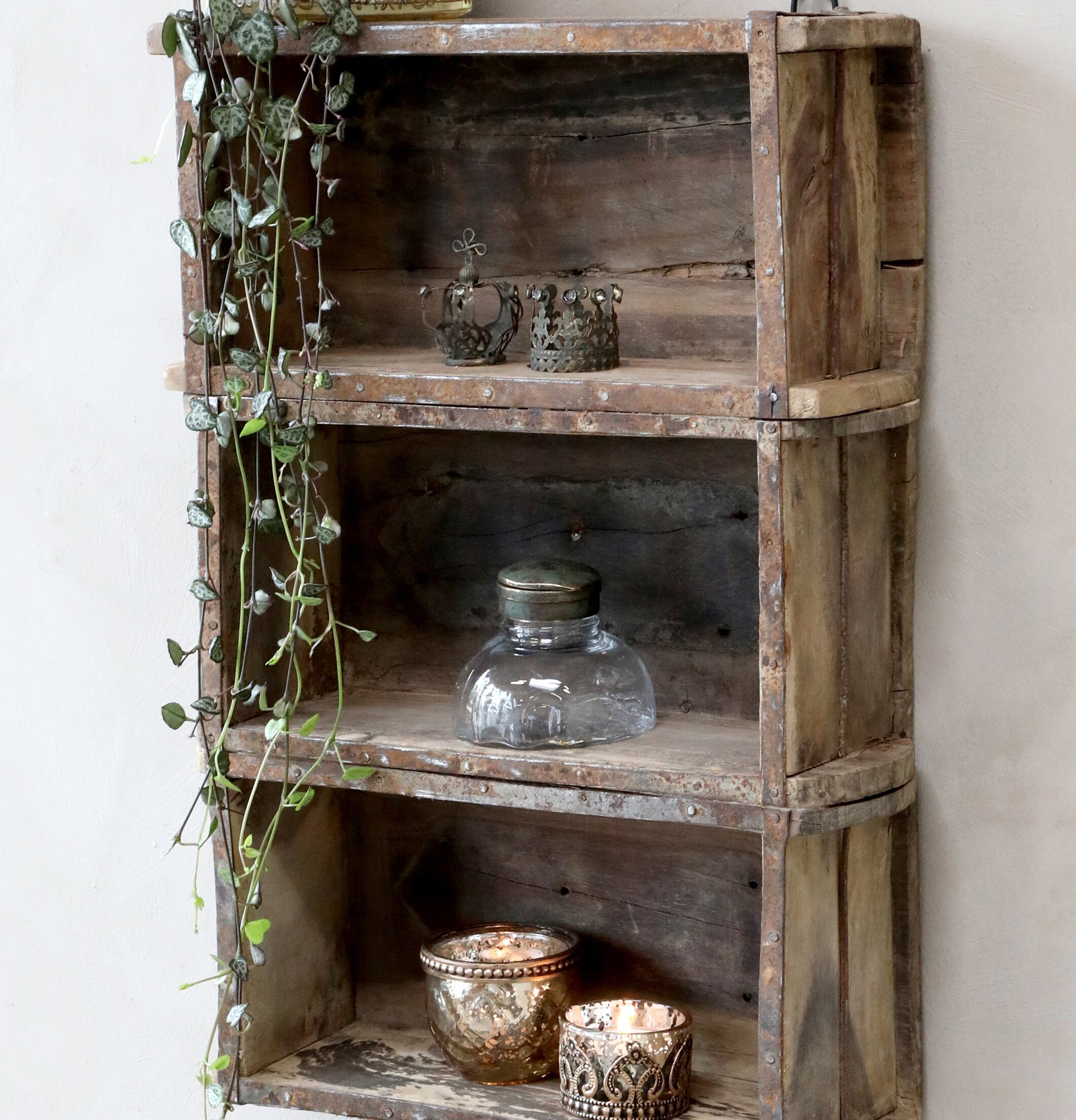 Vägghylla Murstensform från Chic Antique med dekorationer