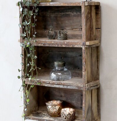 Bild av rustik vägghylla med vintage och industriell stil
