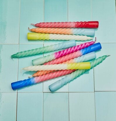 Bild av färgglada vridna ljus på turkosa kakelplattor