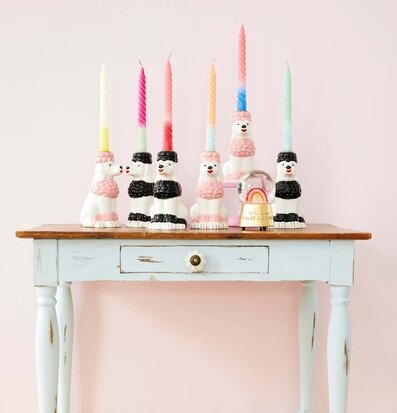 Bild av färgglada ljus och pudelljusstakar på bord