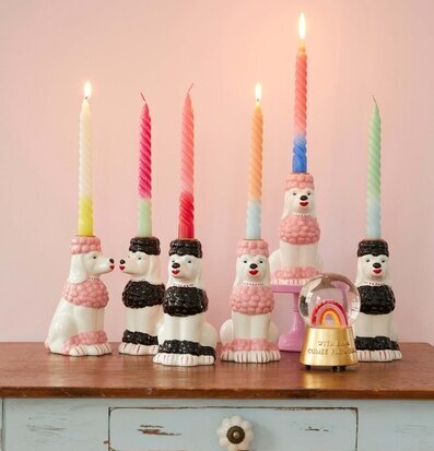 Bild av färgglada ljusstakar och dekorativa föremål