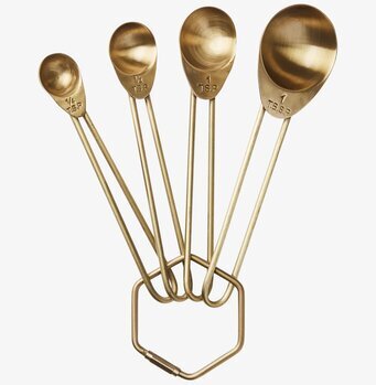 Foto av elegant måttsats i mässing med fyra skedar