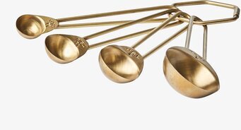 Foto av elegant måttsats i mässing för köket