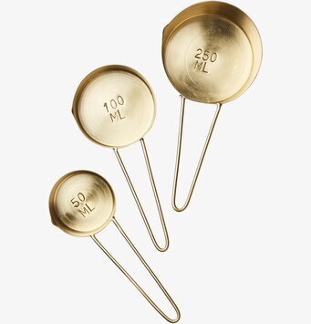 Foto av elegant mässingsmåttsats för köket