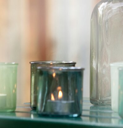 Bild av dimblå bordslyktor i elegant och rogivande miljö