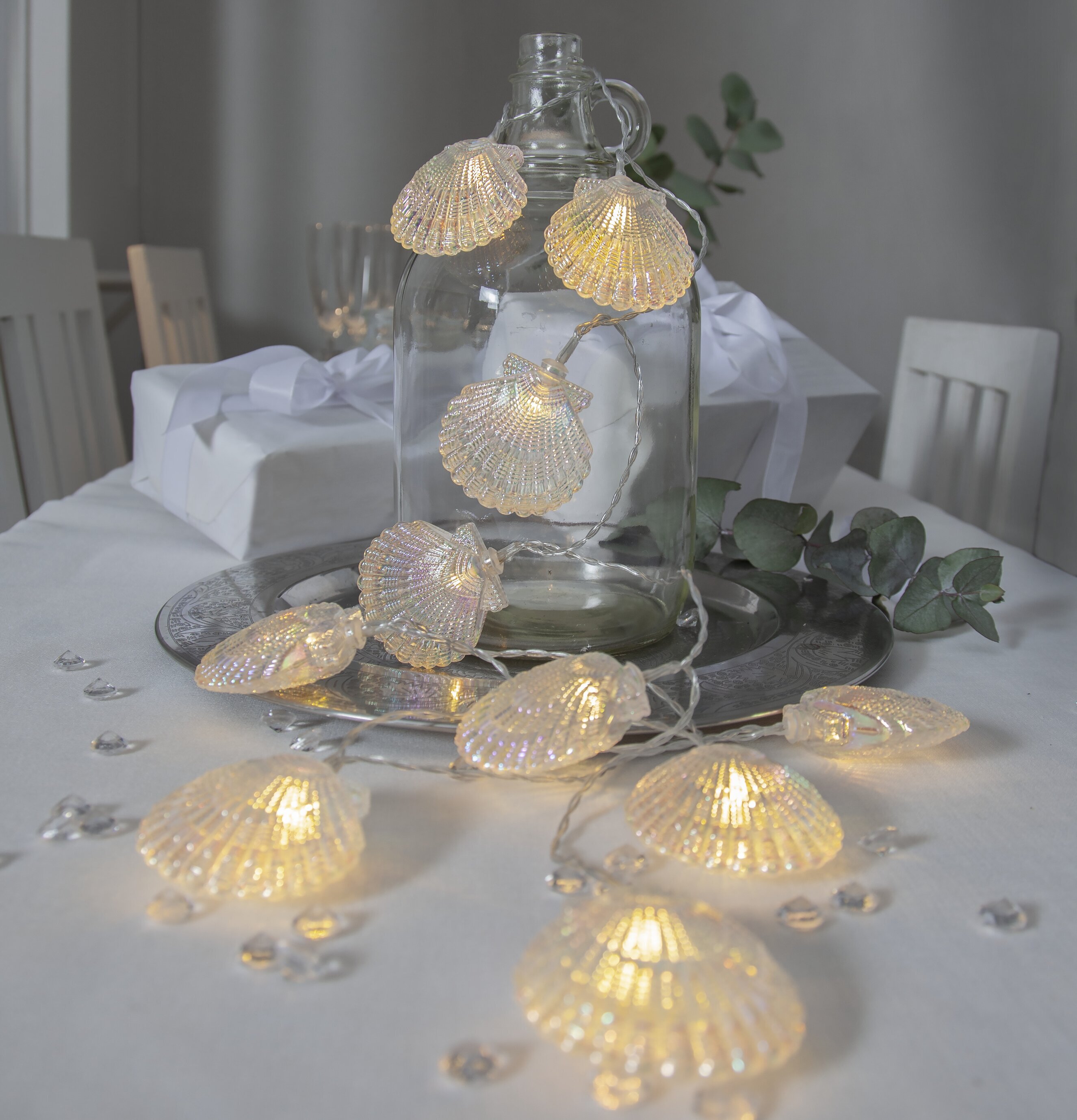 Bild av smakfull dukning med ljusslinga i fokus