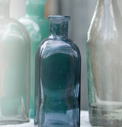 Bild av vackra glasflaskor i harmonisk inredning