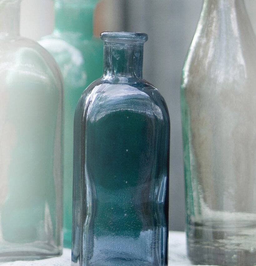 Bild av vackra glasflaskor i harmonisk inredning