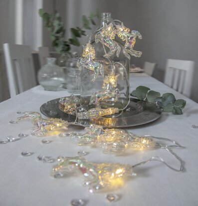 Bild av förtrollande dukning med ljusslinga och kristaller