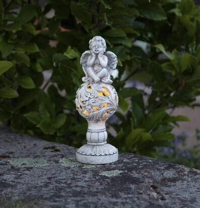 Foto av solcellsdriven ängeldekoration i trädgård