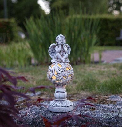 Bild av solcellsdriven prydnadsängel i trädgård