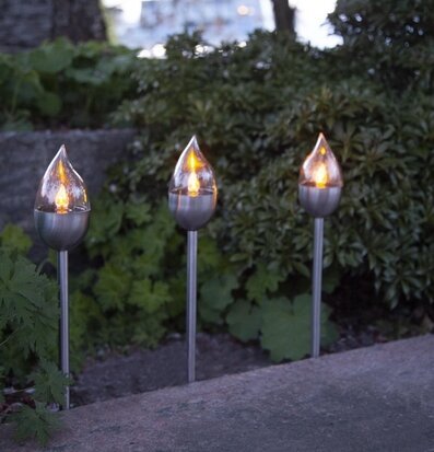 Foto av solcellsdrivna trädgårdslampor i skugga