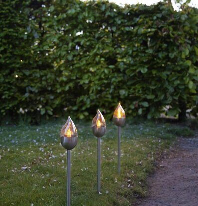 Bild av solcellsbelysning i vacker trädgårdsmiljö