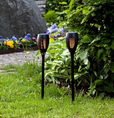 Foto av solcellsdrivna lampor i trädgårdsmiljö