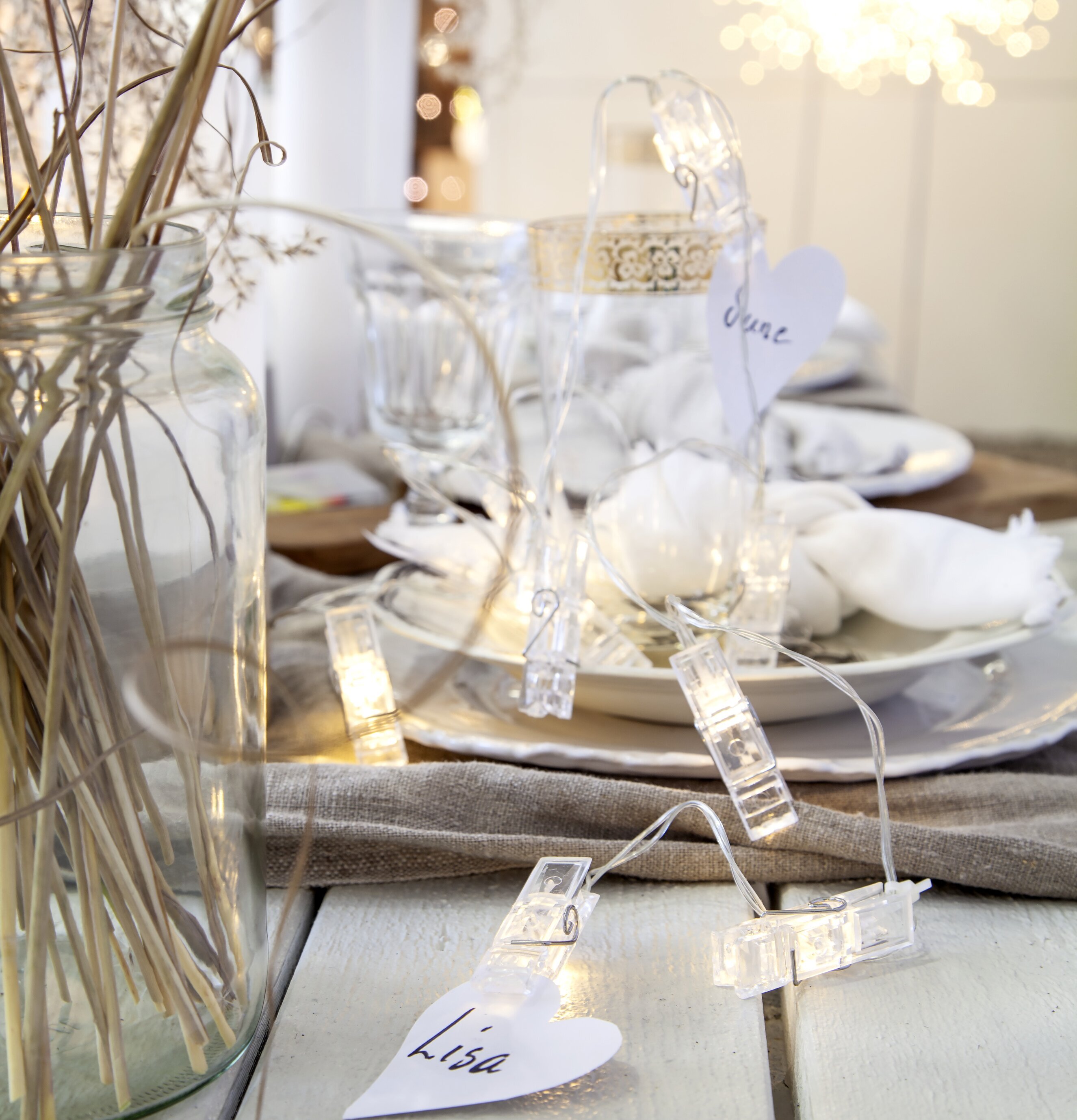 Ljusslinga Clippy från Star Trading på ett dekorerat bord