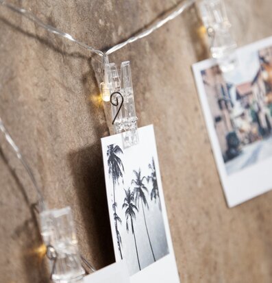 Bild av ljusslinga med clips för fotografier hemma