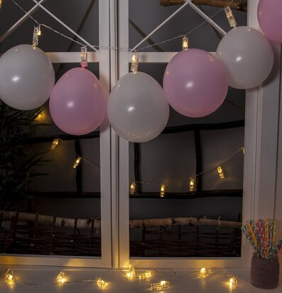 Bild av fönster dekorerat med ljusslinga och ballonger