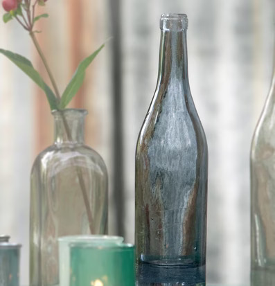 Bild av elegant vasarrangemang med ljus och blommor