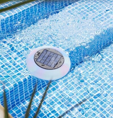 Bild av solcellsdriven dekoration i mosaikpool