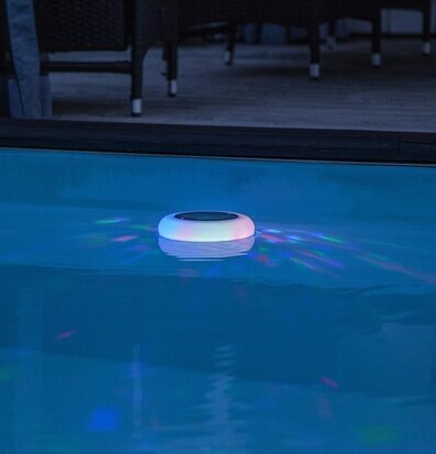 Bild av solcellsdekoration som lyser upp en pool