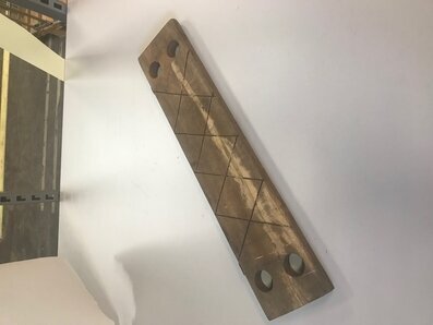 Bild av rustik trähylla med unik design och detaljer