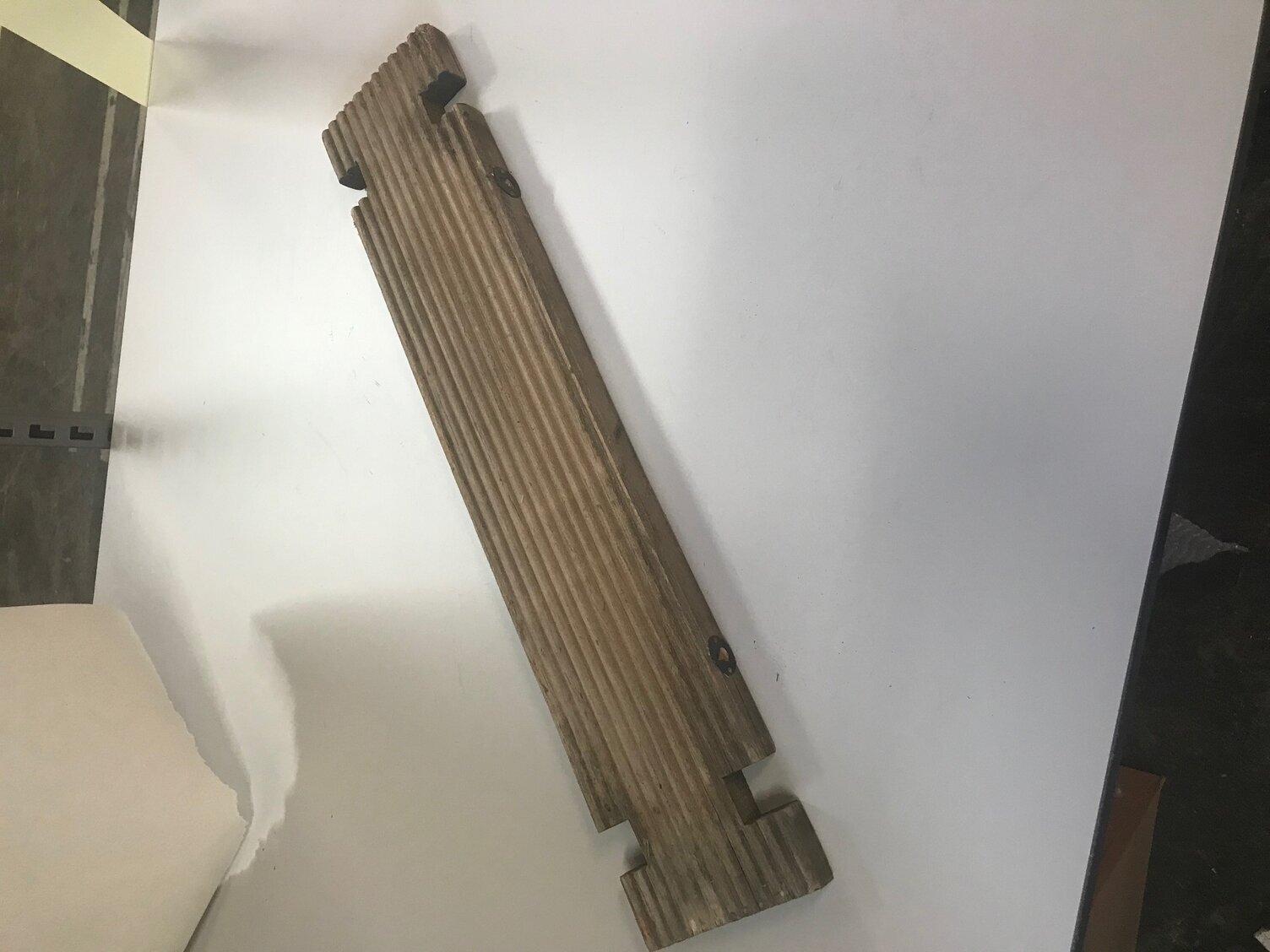 Trähylla Grimaud Unika från Chic Antique mot vit bakgrund