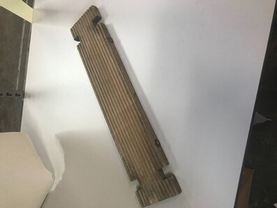 Bild av stilren och funktionell trähylla i jordiga toner