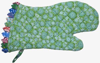 Bild av ljusgrön grytvante med origami-inspirerat mönster