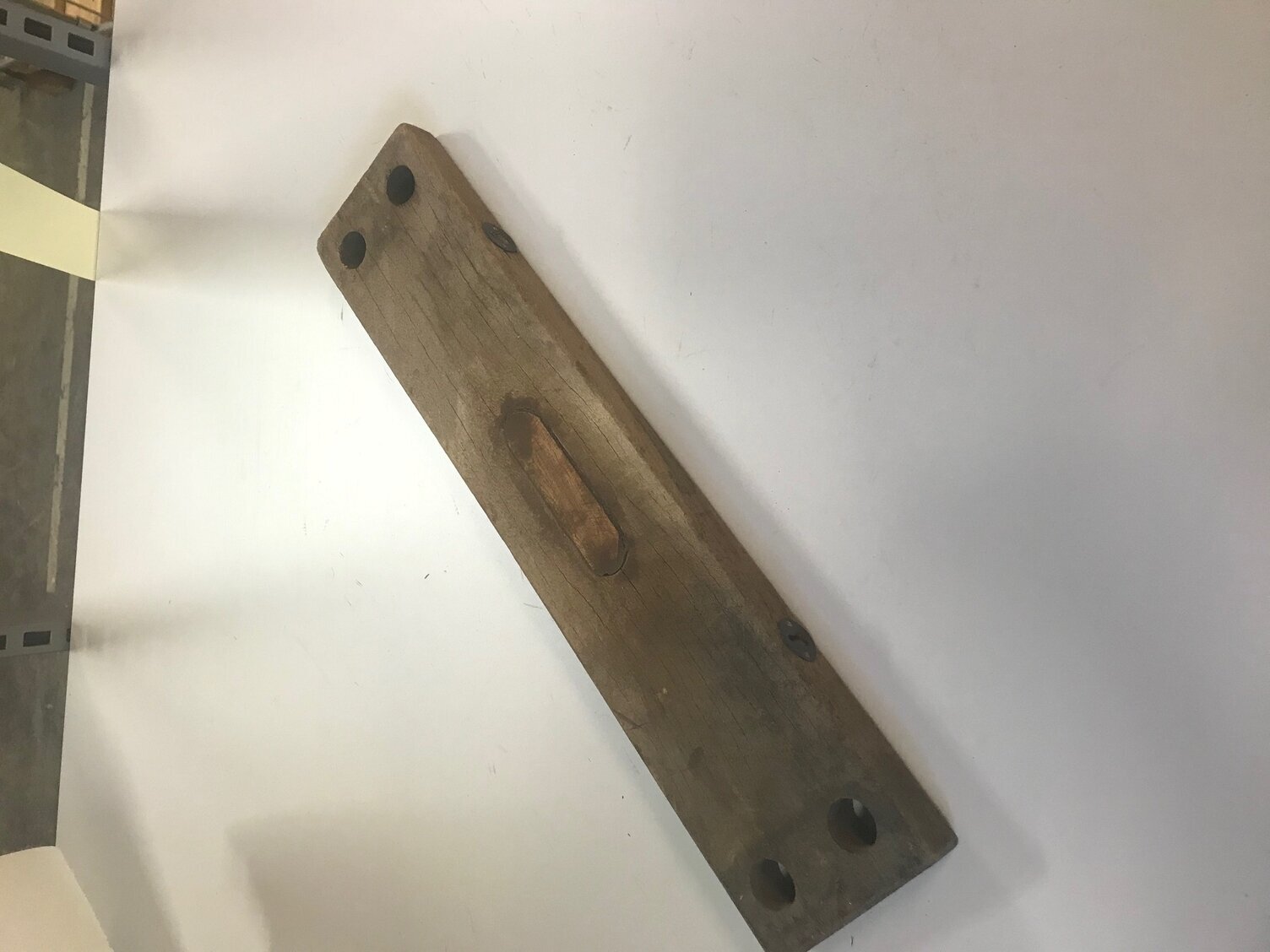 Trähylla Grimaud Unika från Chic Antique med rustik charm