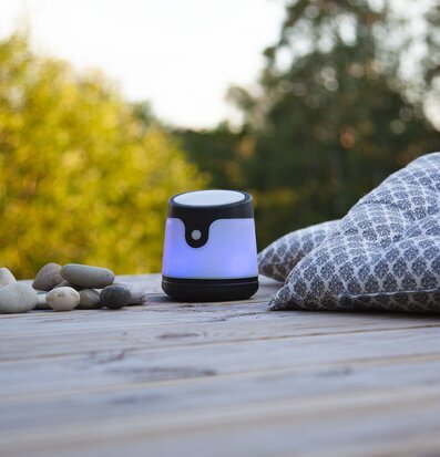 Bild av fridfull utomhusscen med modern högtalare