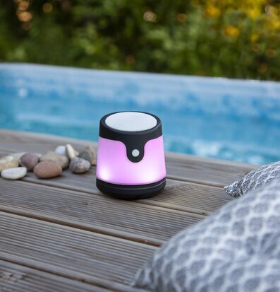 Foto av stilren utomhusmiljö med högtalare och pool