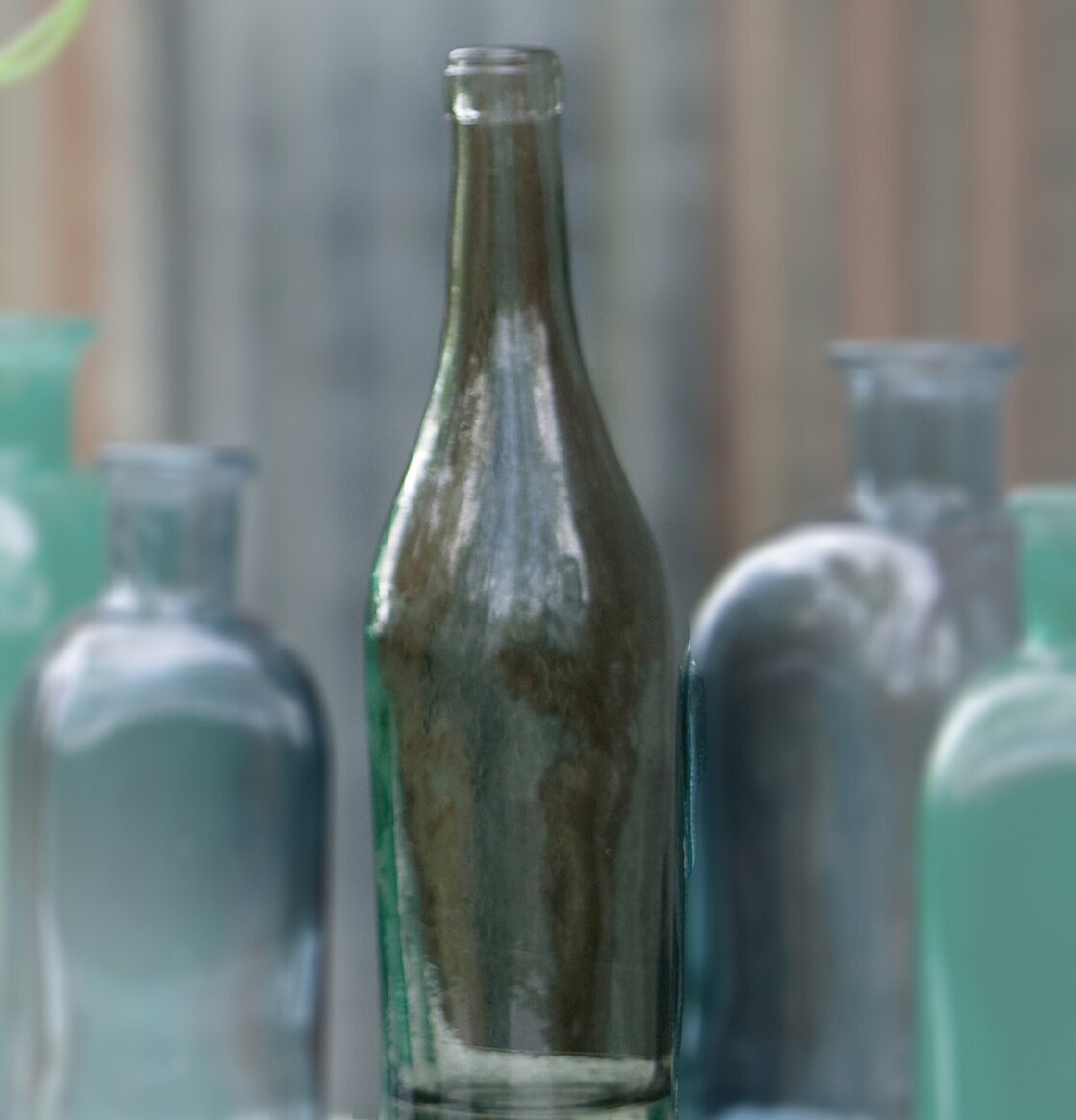 Bild av elegant rökgrå flaskvas i harmonisk komposition